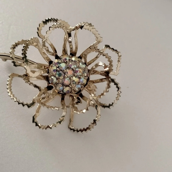Sarah Coventry Flower Brooch Rhinestones Center Gold tone - Picture 2 of 8